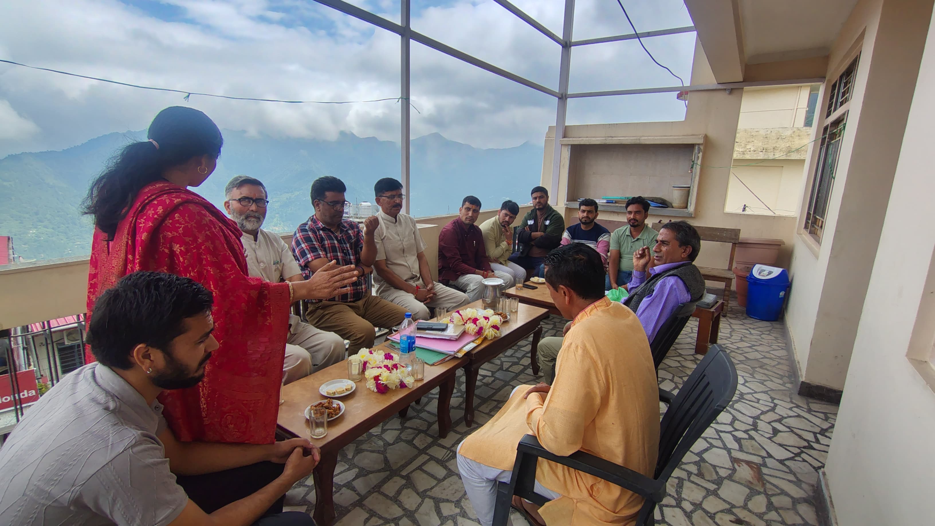 बैठक में मौजूद संस्कृत शिक्षक बैठक में मौजूद संस्कृत शिक्षक