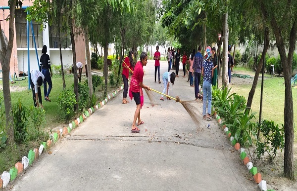सर्वोदय विद्यालयों और राजकीय छात्रावासों में श्रमदान करती छात्राएं