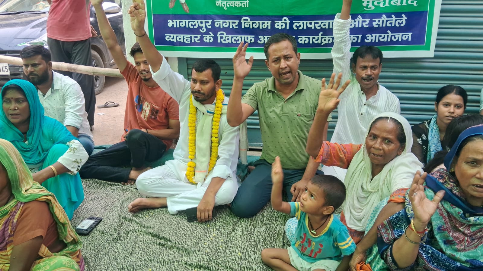 आमरण अनशन पर बैठे लोग