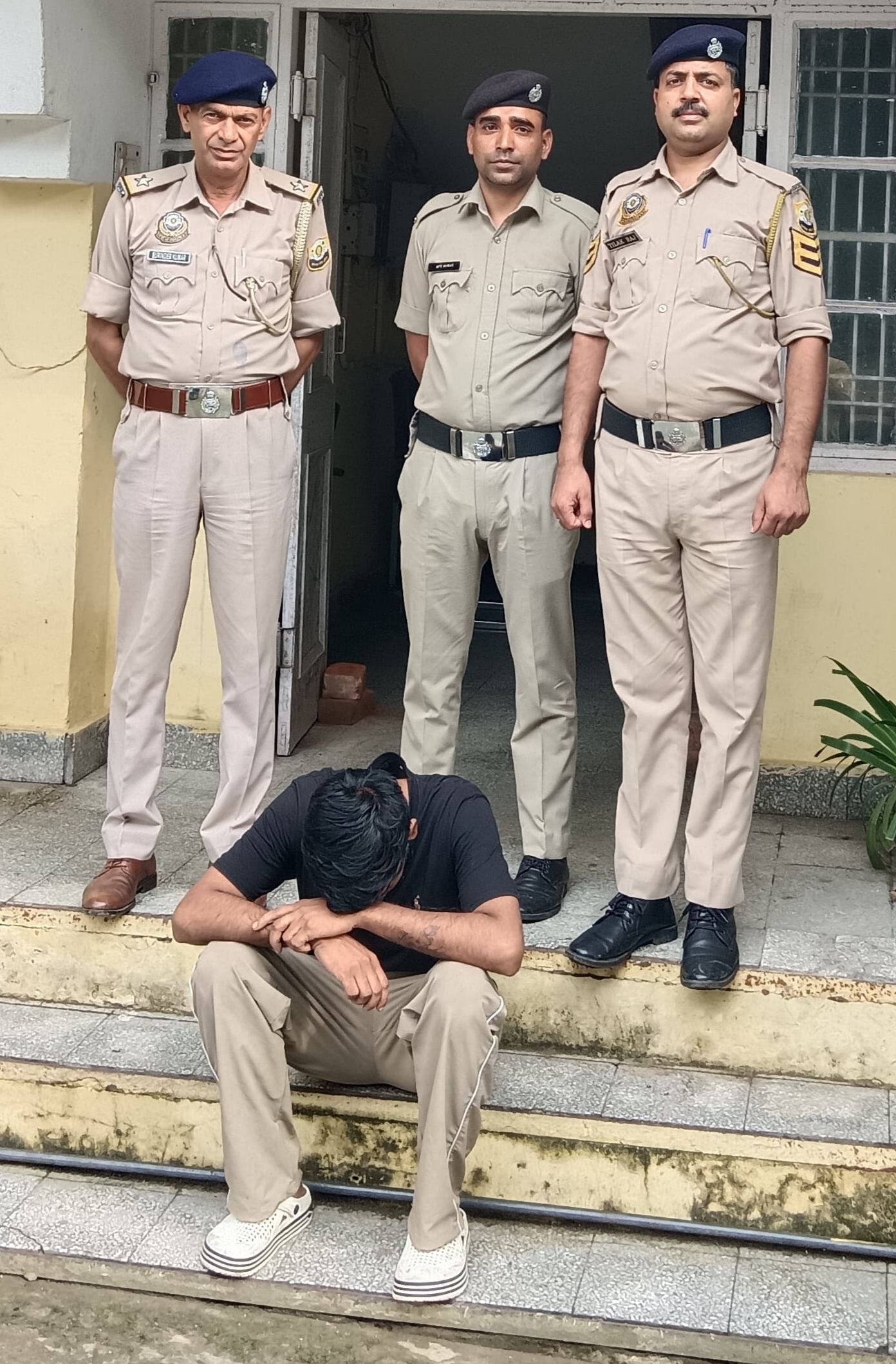 पुलिस टीम के साथ आरोपित। पुलिस टीम के साथ आरोपित।