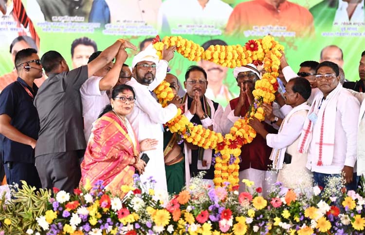 मुख्यमंत्री नरहरपुर में आदिवासी समाज द्वारा आयोजित ठाकुर जोहारनी कार्यक्रम में शामिल हुए