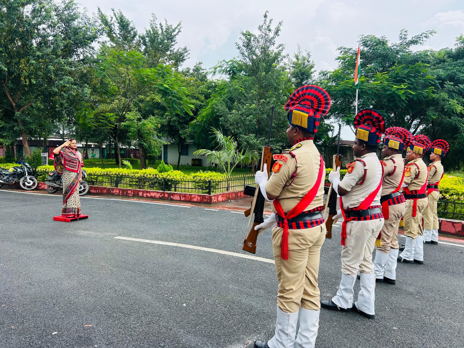 महिला एवं बाल विकास मंत्री को दिया गया गार्ड ऑफ ऑनर