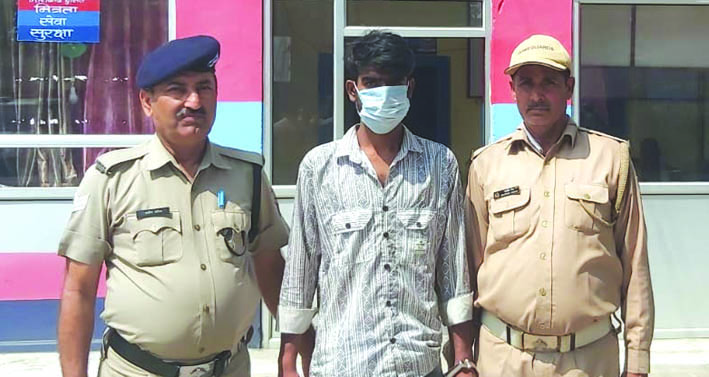 पुलिस गिरफ्त में आरोपित