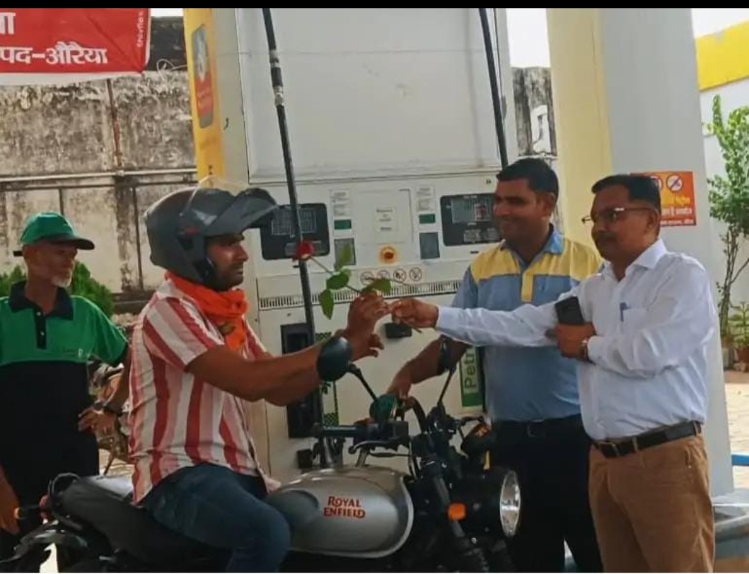 फोटो - हेलमेट पहनने लोगो फूल देते हुए A R T फोटो - हेलमेट पहनने लोगो फूल देते हुए A R T