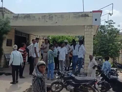 जसवंतपुरा के अस्पताल में बच्ची की मौत की खबर सुनकर परिजनों और ग्रामीणों की भीड़ जुट गई।