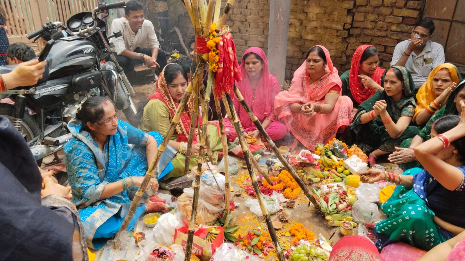 जिवित्पुत्रिका व्रत की कथा सुनती महिलाएं