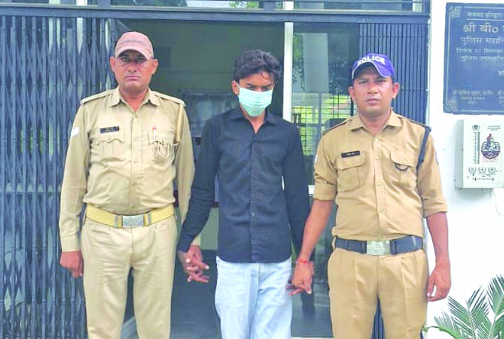 पुलिस गिरफ्त में आरोपित