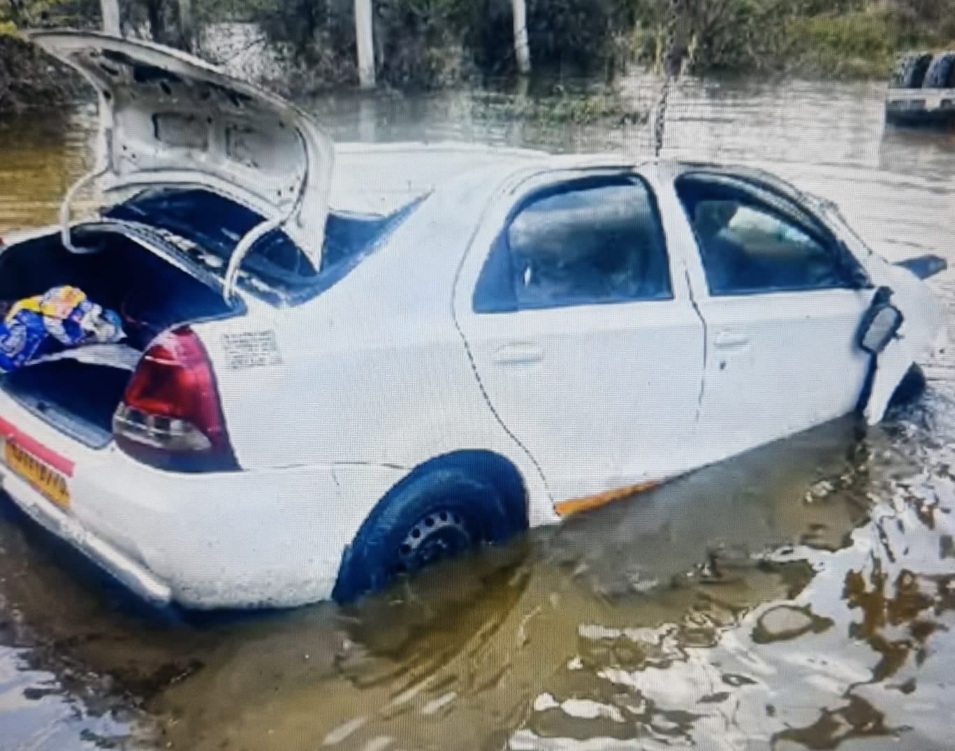 नाले में गिरी कार, सात लोगों की मौत नाले में गिरी कार, सात लोगों की मौत