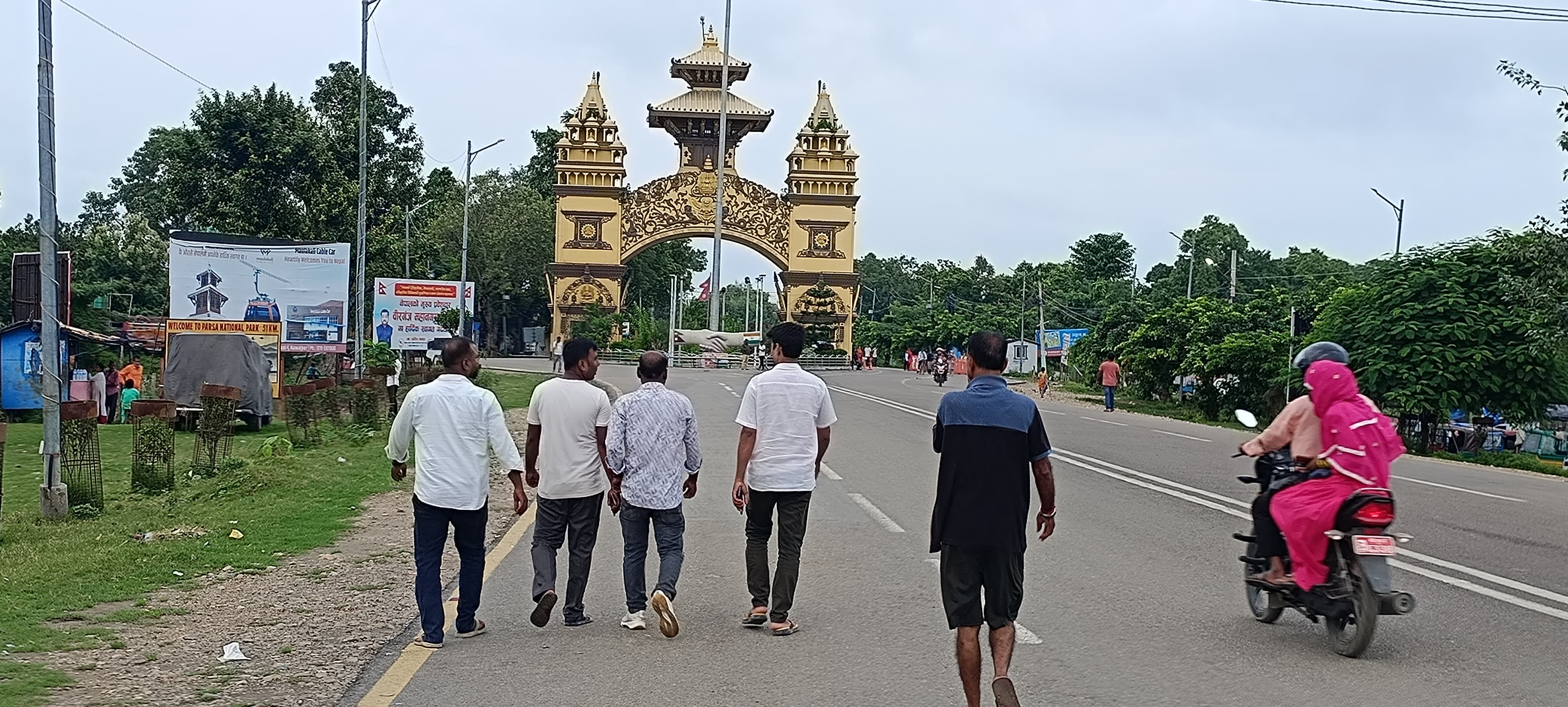शंकराचार्य गेट होकर नेपाल जाते लोग