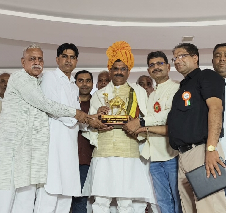 कार्यक्रम में कैबिनेट मंत्री को सम्मानित करते हुए। कार्यक्रम में कैबिनेट मंत्री को सम्मानित करते हुए।