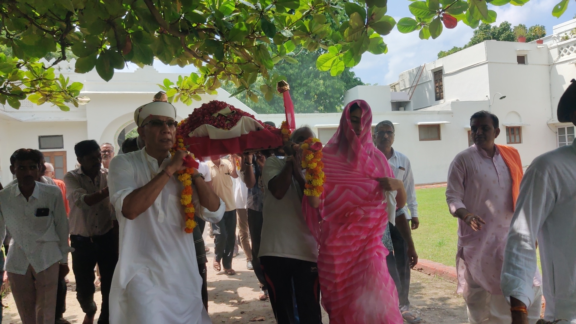 शाहपुरा में राजपरिवार के सदस्य शत्रुजीत सिंह का निधन, अंतिम यात्रा में उमड़ा जनसैलाब