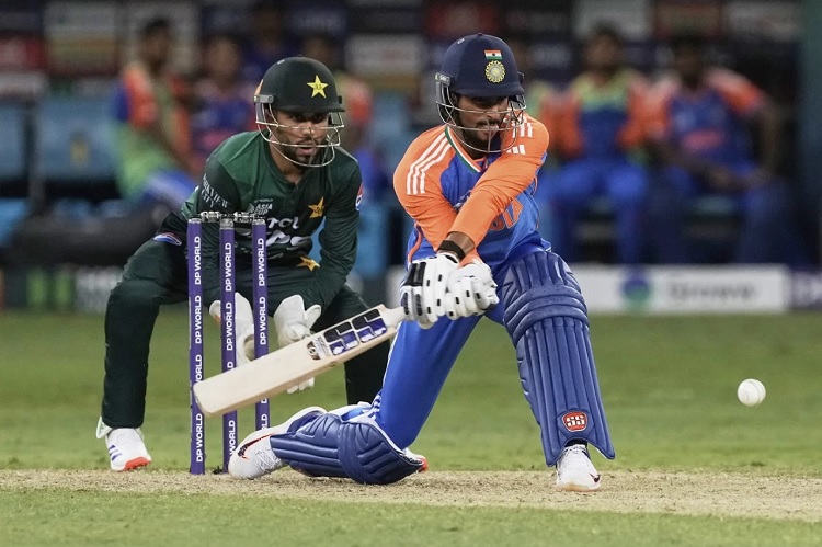 एशिया कप 2025 में भारत ने पाकिस्तान को हराया, इस मैच में शॉट लगाते तिलक वर्मा एशिया कप 2025 में भारत ने पाकिस्तान को हराया, इस मैच में शॉट लगाते तिलक वर्मा