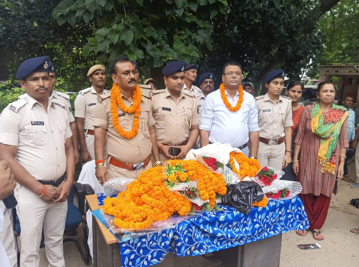समारोह में अधिकारी व अन्य