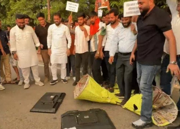भारत–पाक मैच: जयपुर में प्रदर्शन — अमर जवान ज्योति पर टीवी फोड़े गए, पुतला दहन भारत–पाक मैच: जयपुर में प्रदर्शन — अमर जवान ज्योति पर टीवी फोड़े गए, पुतला दहन