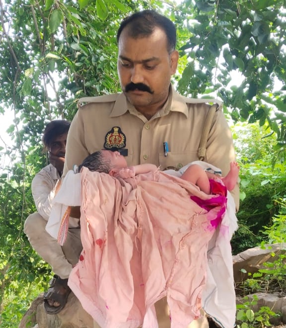 नवजात को लिए पुलिस।