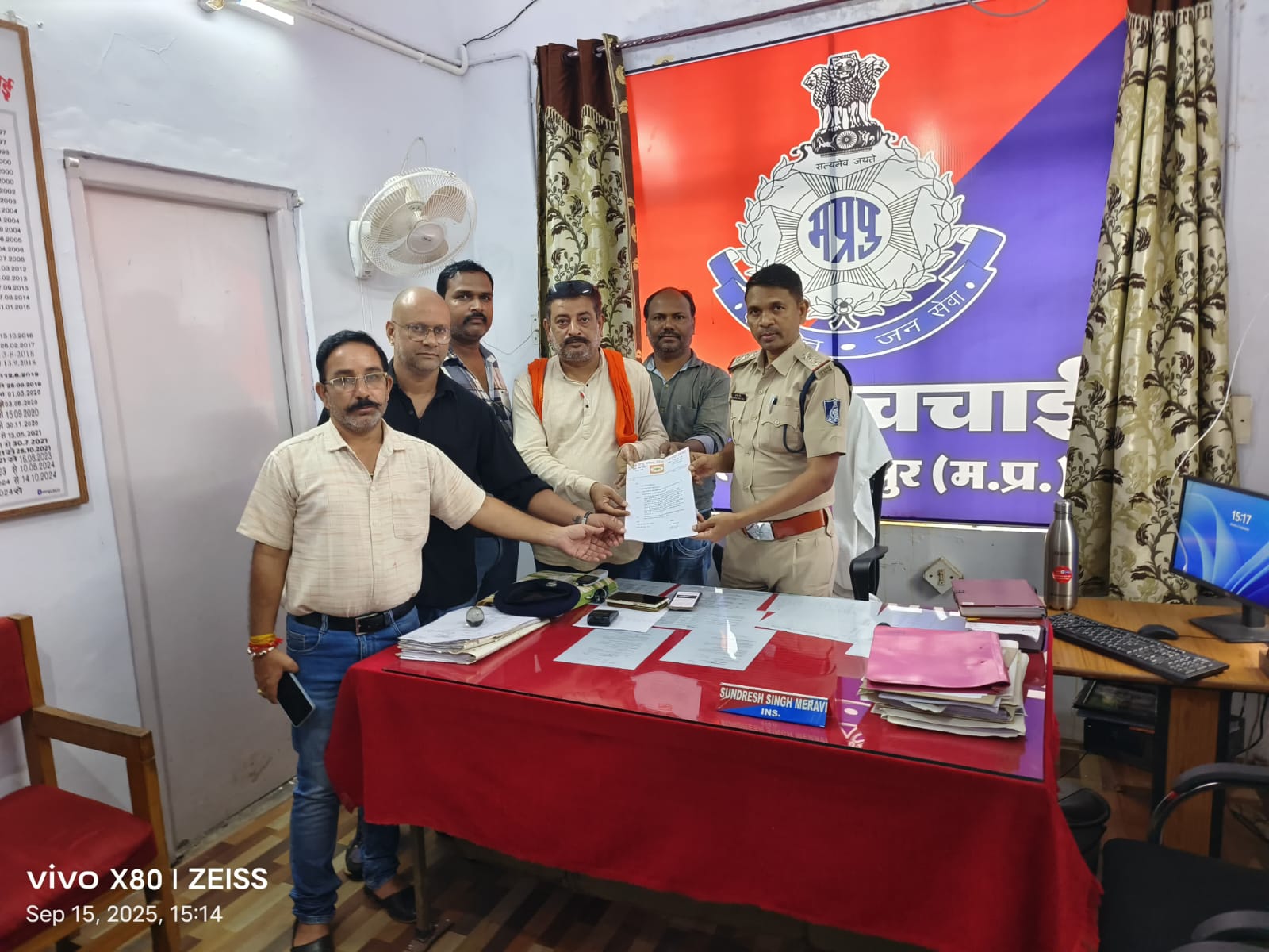 विश्व हिंदू परिषद चचाई पुलिस काे ज्ञापन साैपते हुए