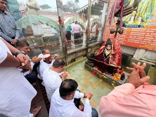 अमरकंटक में मां नर्मदा का पूजन करते उमंग सिंघार