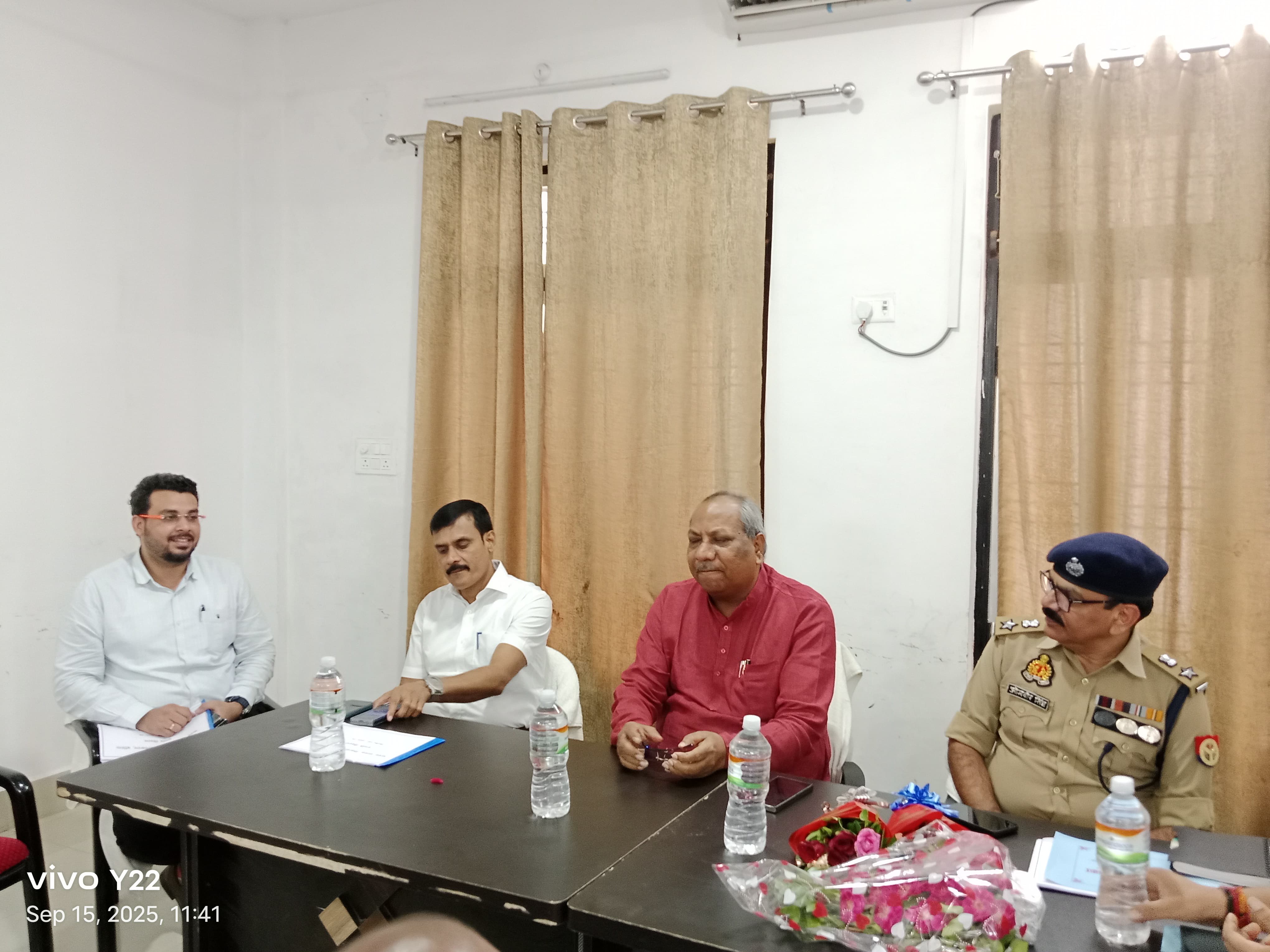 पत्रकारों से बात करते डा. संजय निषाद