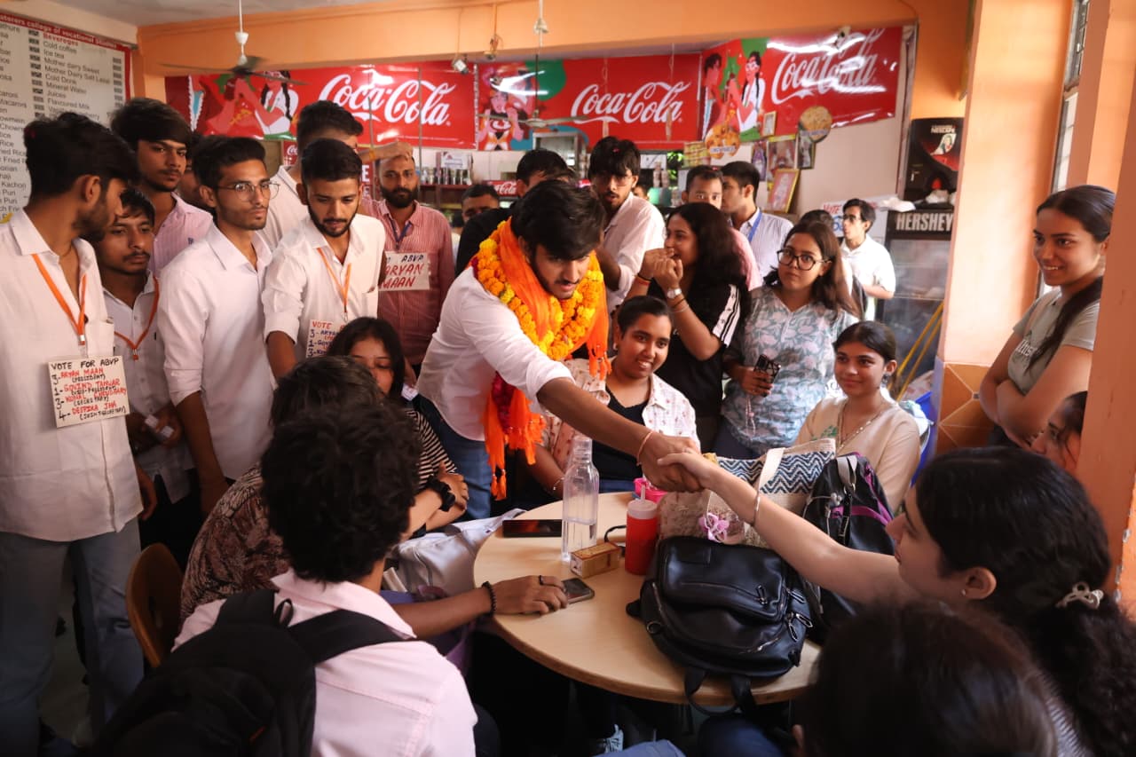 अभाविप के केंद्रीय पैनल के प्रत्याशी छात्रों से बात करते हुए। अभाविप के केंद्रीय पैनल के प्रत्याशी छात्रों से बात करते हुए।