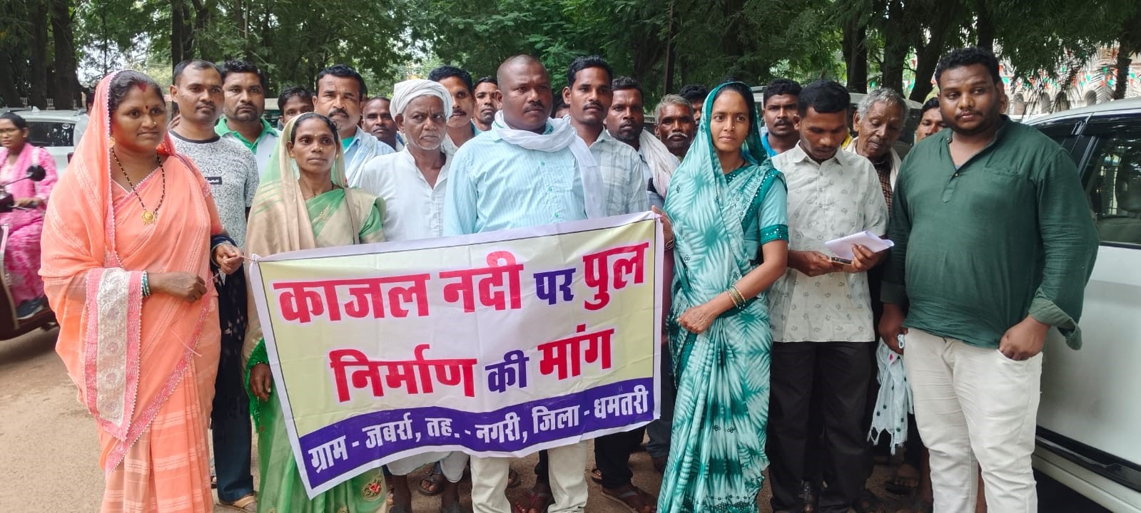 बैनर-पोस्टर लेकर जबर्रा के आक्रोशित ग्रामीणों की भीड़ पहुंचे कलेक्ट्रेट।