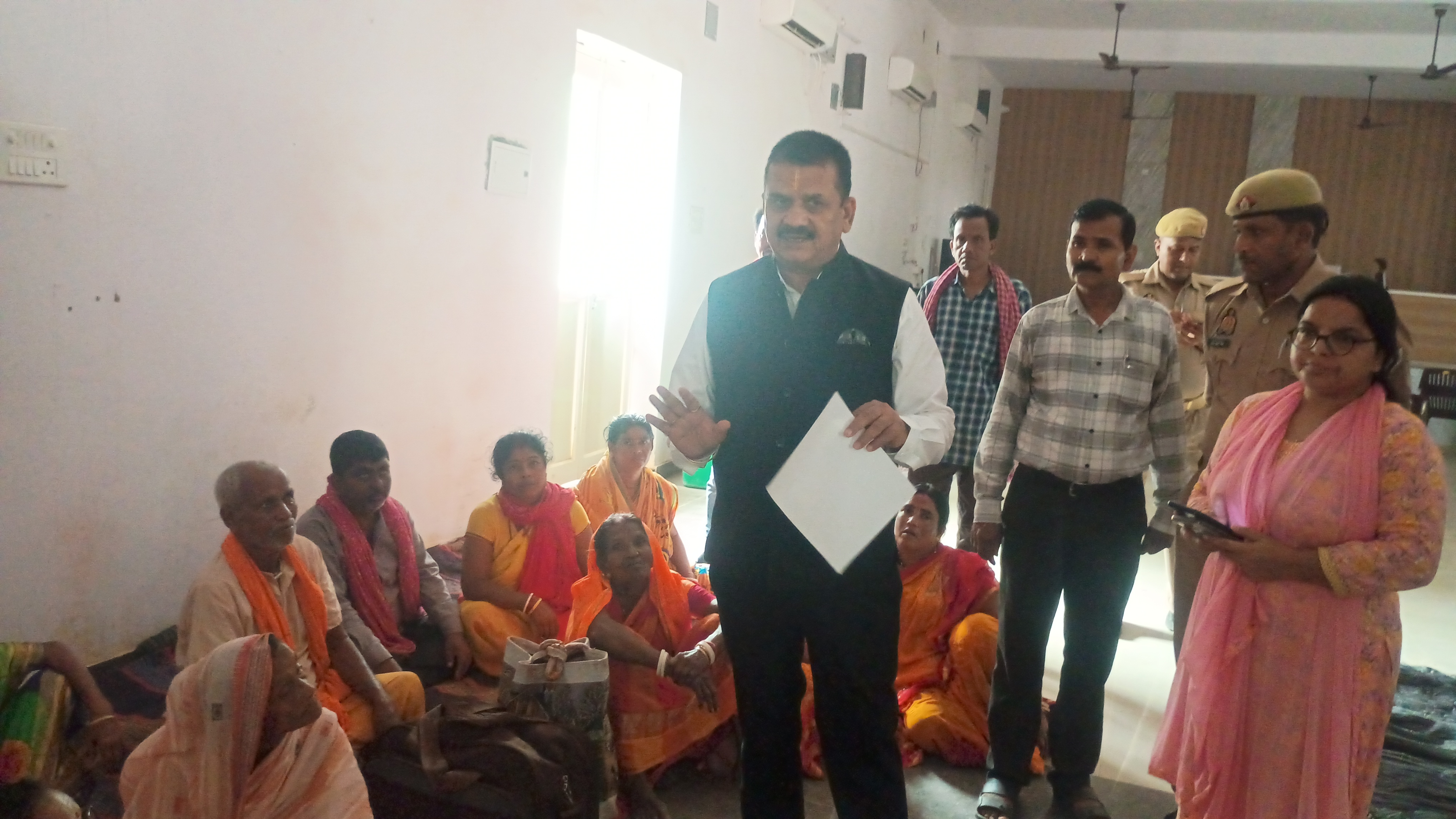 घटना में सुरक्षित बचे हुए लोगों को उनके घर भेजते हुए जिलाधिकारी