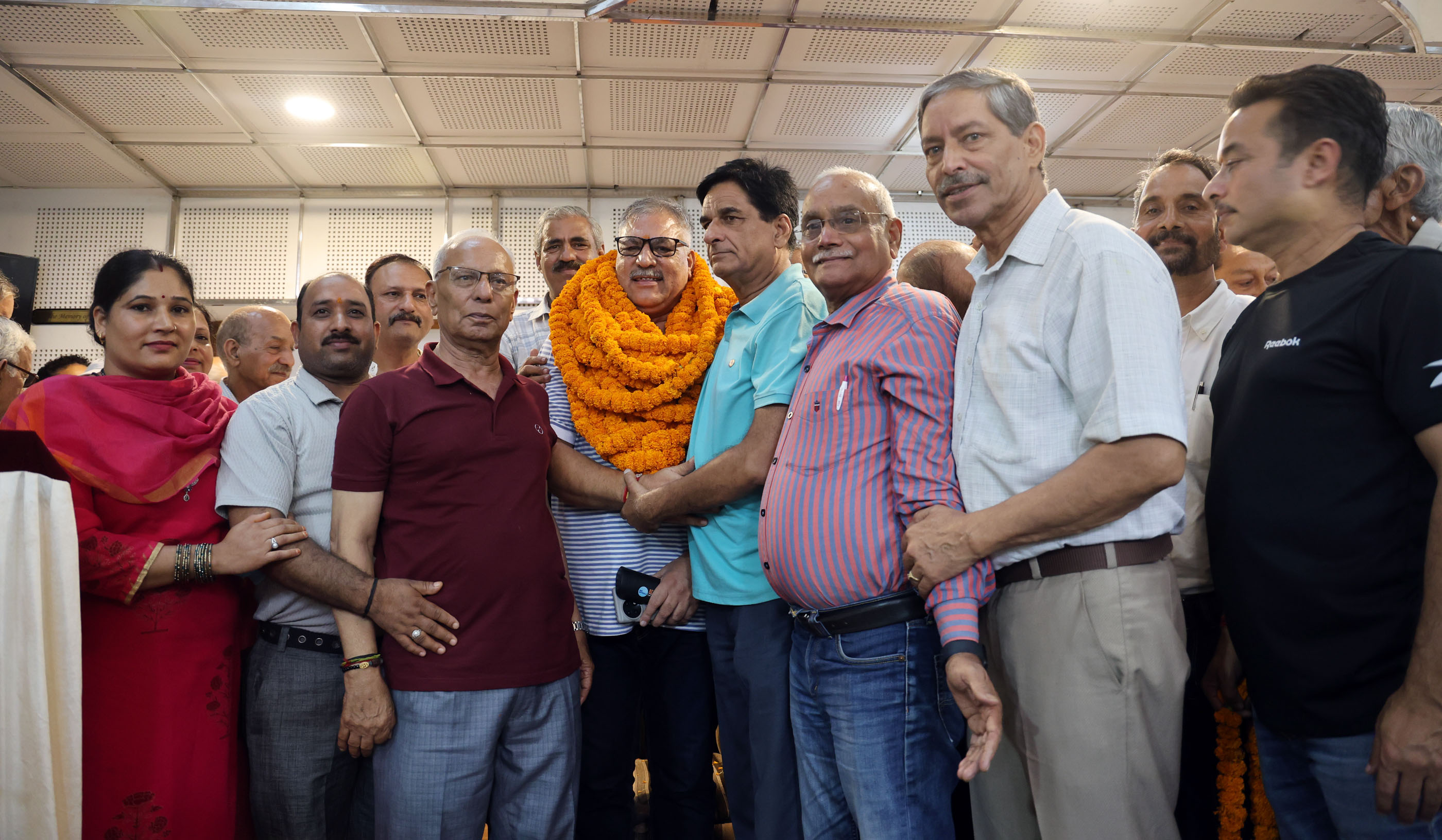 मंडी नागरिक सभा के चुने गए नए अध्यक्ष हरीश वैद्य का माला पहना कर स्वागत करते हुए प्रतिनिधि। मंडी नागरिक सभा के चुने गए नए अध्यक्ष हरीश वैद्य का माला पहना कर स्वागत करते हुए प्रतिनिधि।