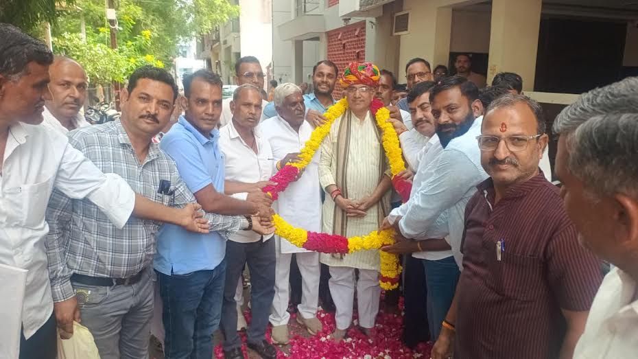 Farmers welcomed MP Sudhir Gupta regarding the new opium policy
