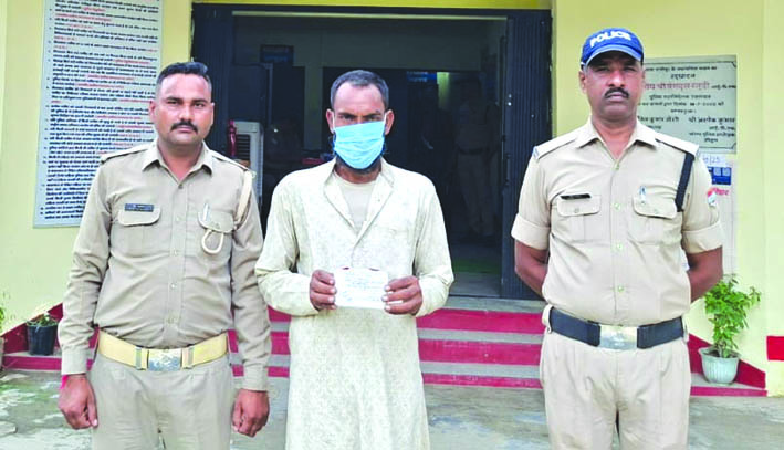 पुलिस गिरफ्त में आरोपित पुलिस गिरफ्त में आरोपित