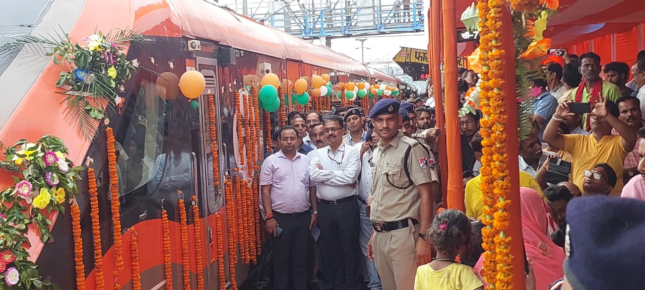 अररिया फोटो:वंदे भारत का फारबिसगंज स्टेशन पर आयोजित कार्यक्रम से रवानगी अररिया फोटो:वंदे भारत का फारबिसगंज स्टेशन पर आयोजित कार्यक्रम से रवानगी
