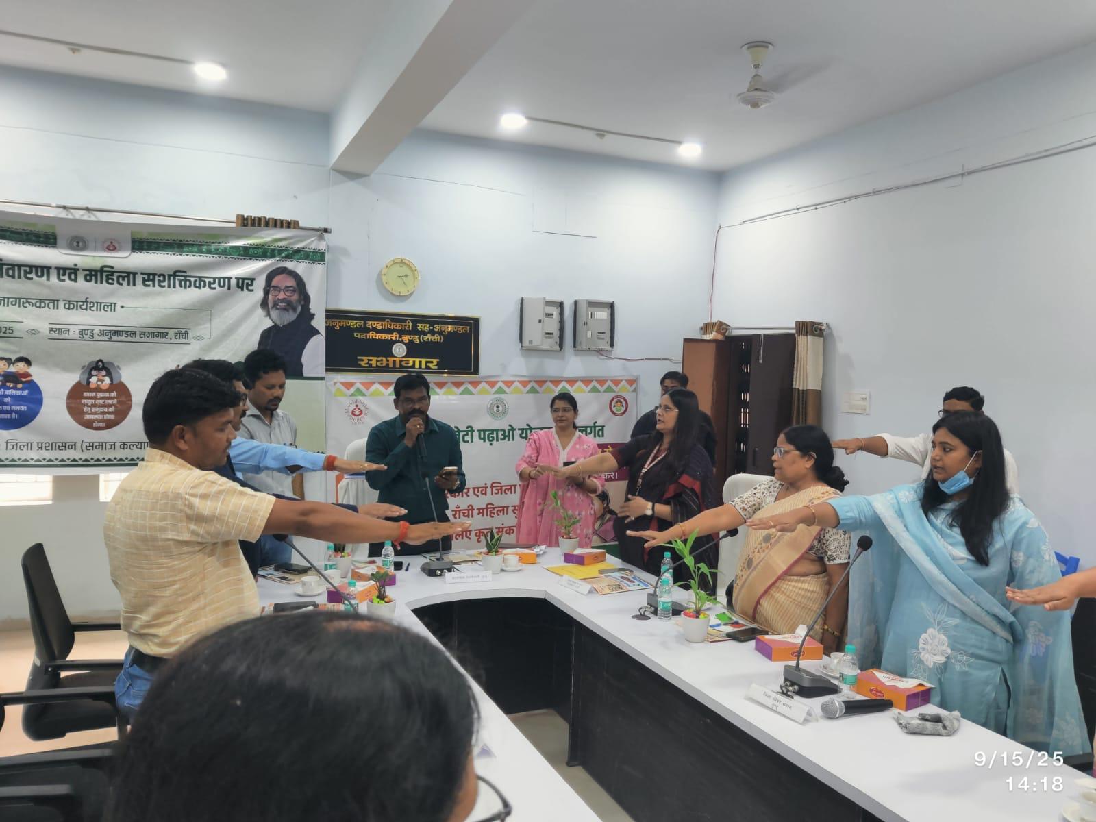 कार्यक्रम में शामिल अनुमंडल पदाधिकारी समेत अन्‍य