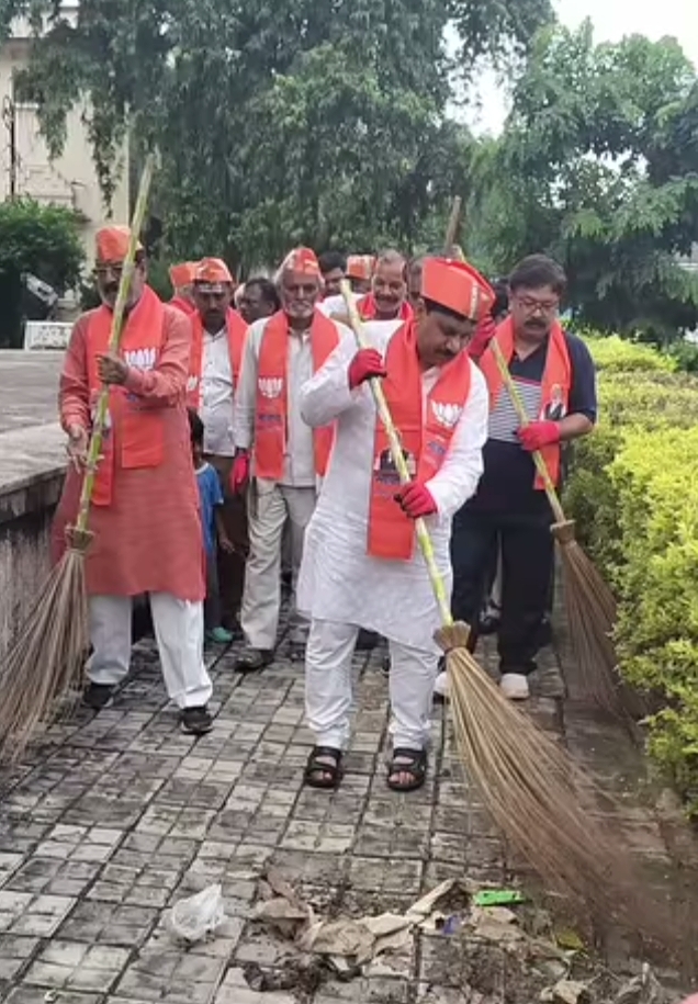 भारत माता मंदिर में झाड़ू लगाते भाजपा महानगर अध्यक्ष प्रदीप भारत माता मंदिर में झाड़ू लगाते भाजपा महानगर अध्यक्ष प्रदीप