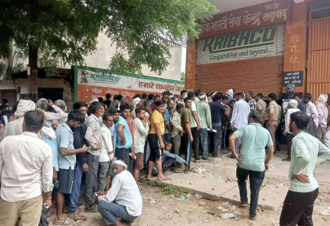 डीएपी के उर्वरकों केंद्रों पर हाहाकार डीएपी के उर्वरकों केंद्रों पर हाहाकार