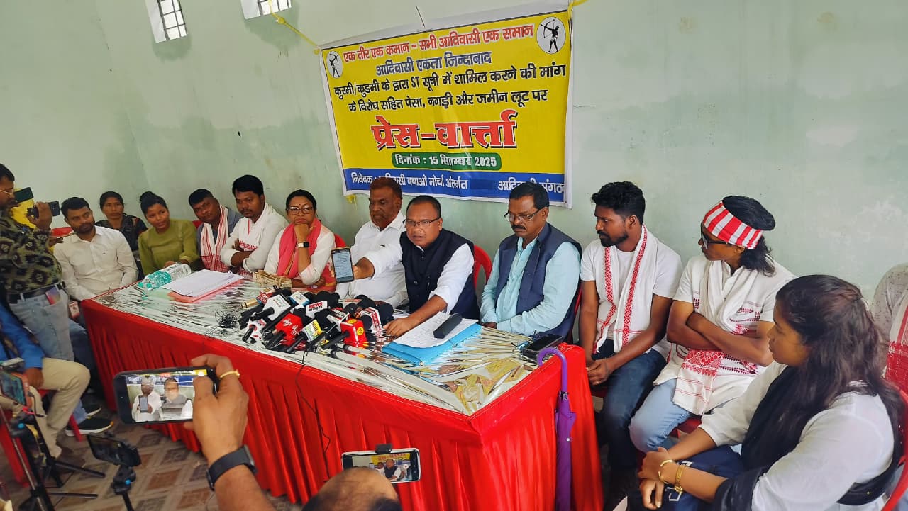 आिदवासी संगठन के प्रतिनिधि आिदवासी संगठन के प्रतिनिधि