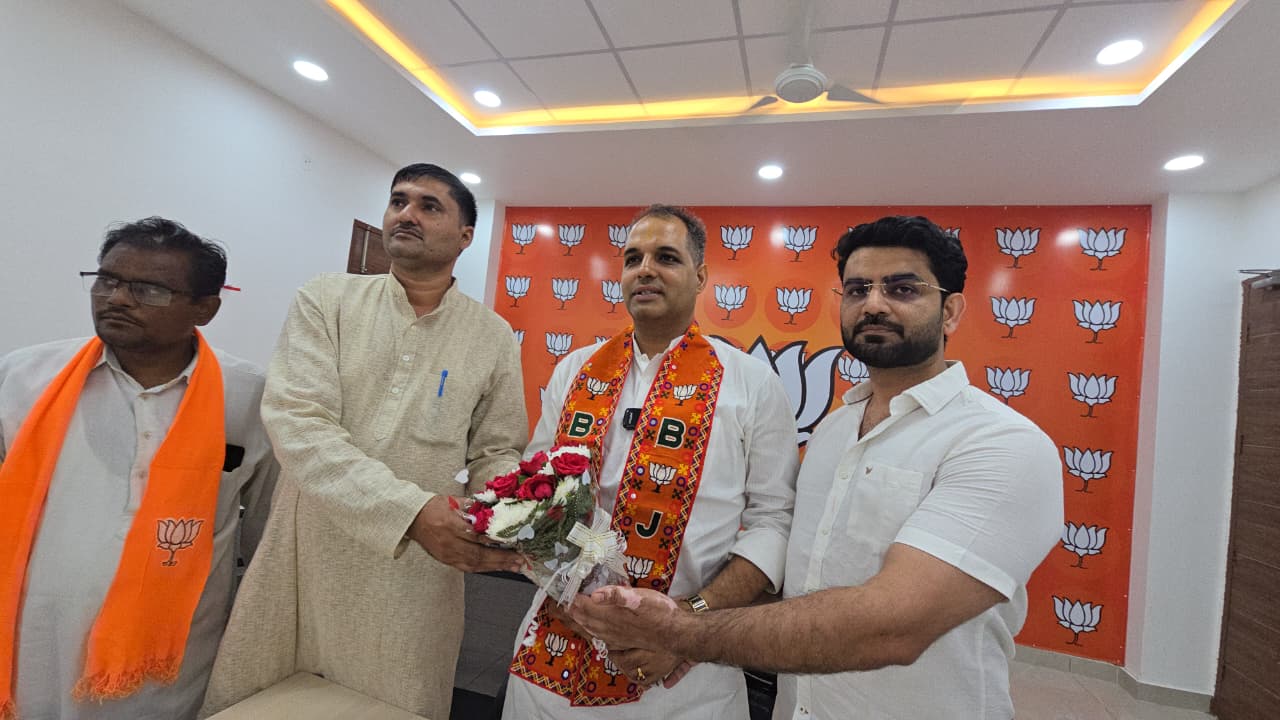 झज्जर जिला भाजपा कार्यालय में प्रदीप अहलावत का स्वागत करते  जिला प्रवक्ता गीतांशु चावला व अन्य।