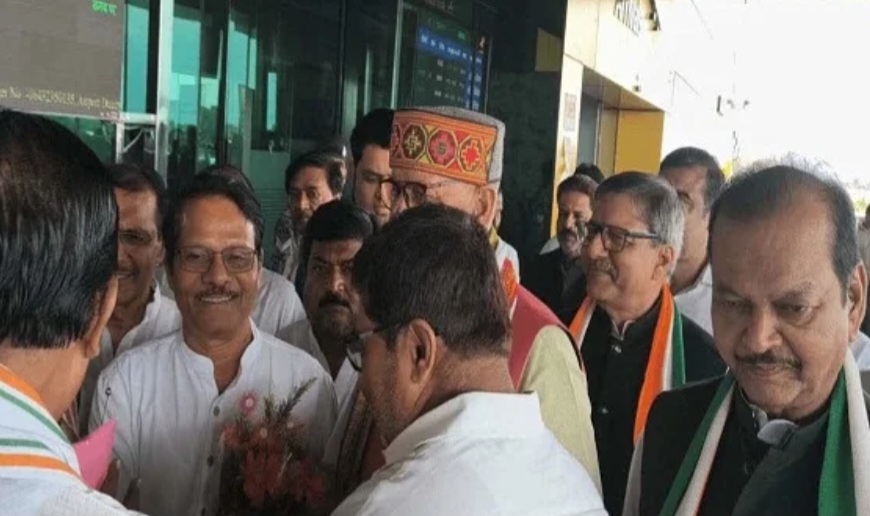 एयरपोर्ट पर के राजू का स्वागत करते  कांग्रेस नेता