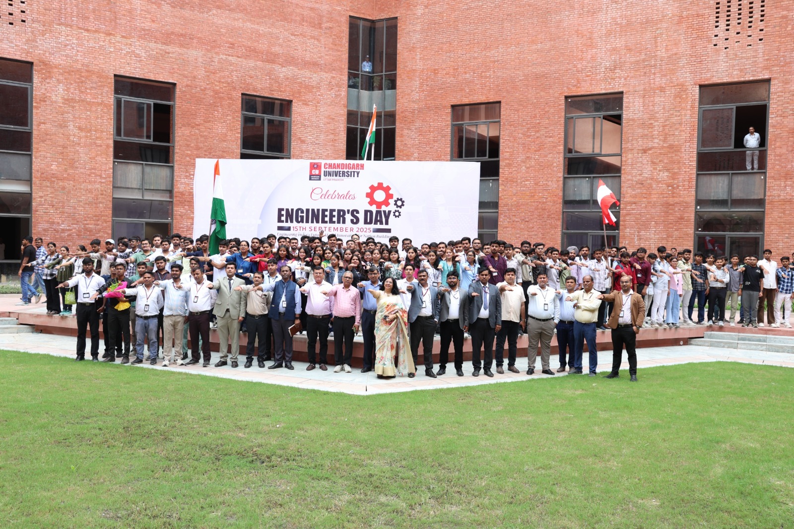 चंडीगढ़ यूनिवर्सिटी, यूपी में इंजीनियर्स डे के अवसर पर 'इंजीनियर्स प्रतिज्ञा' लेते छात्र-छात्राएं और फैकल्टी सदस्य का छायाचित्र