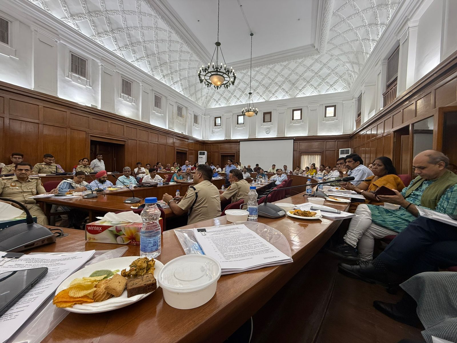 कुलपति प्रो. योगेश सिंह की अध्यक्षता में  विश्वविद्यालय प्रशासन की बैठक।