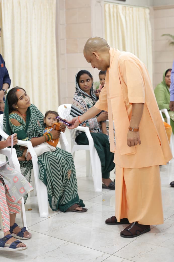 जनता दर्शन में लोगों की समस्याएं सुनते सीएम योगी