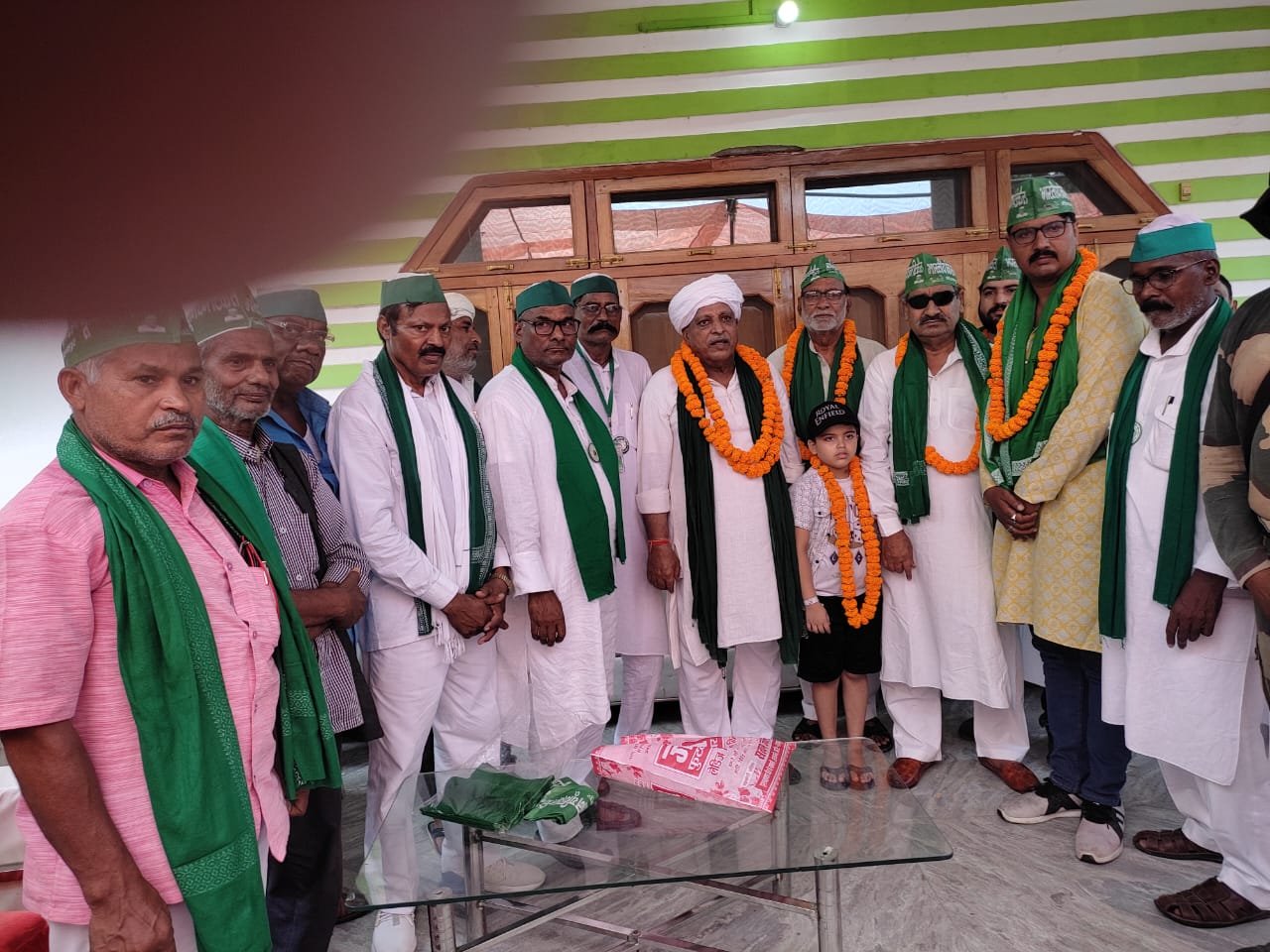 अपने समर्थकों के साथ भारतीय किसान यूनियन की सदस्यता ग्रहण करते अली जमीर खान।