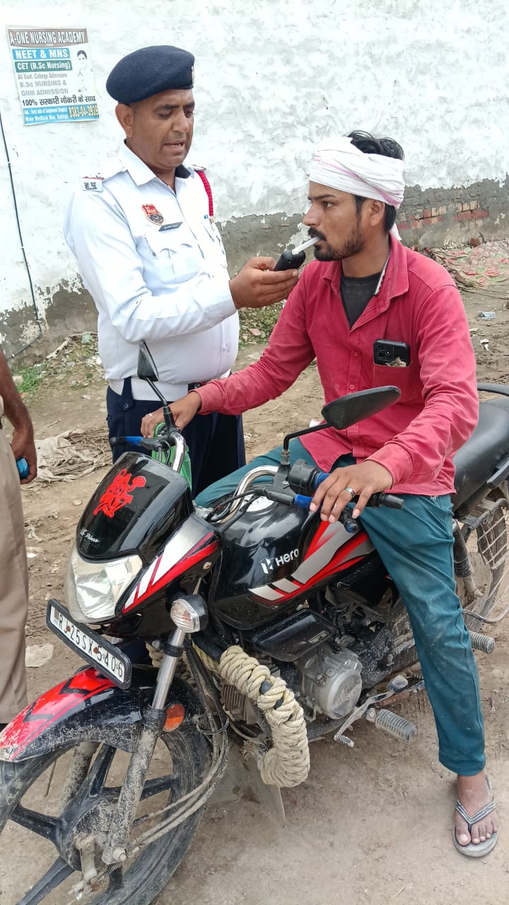 जांच करते हुए पुलिसकर्मी।