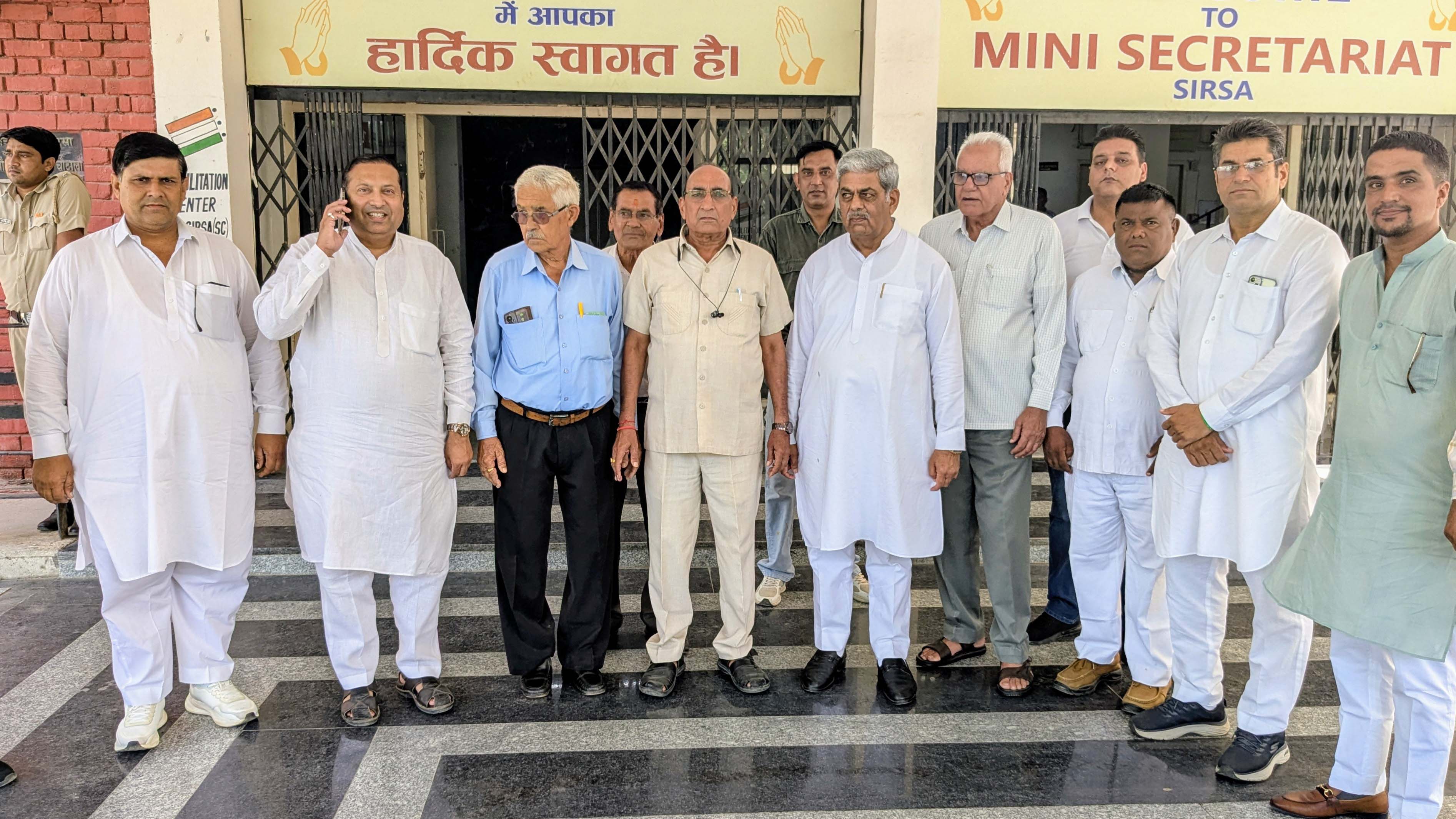 डीसी को ज्ञापन सौंपने लघुसचिवालय पहुंचे जेजेपी नेता।