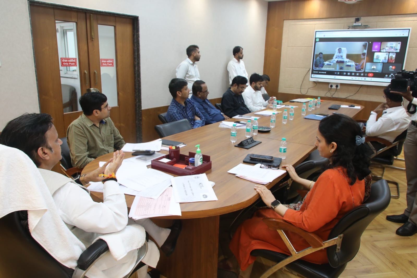 उप मुख्यमंत्री शुक्ल ने स्वस्थ नारी सशक्त परिवार अभियान की तैयारियों की समीक्षा की। उप मुख्यमंत्री शुक्ल ने स्वस्थ नारी सशक्त परिवार अभियान की तैयारियों की समीक्षा की।