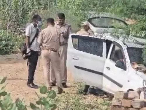 इसी कार की ड्राइविंग सीट पर महिला का शव मिला।