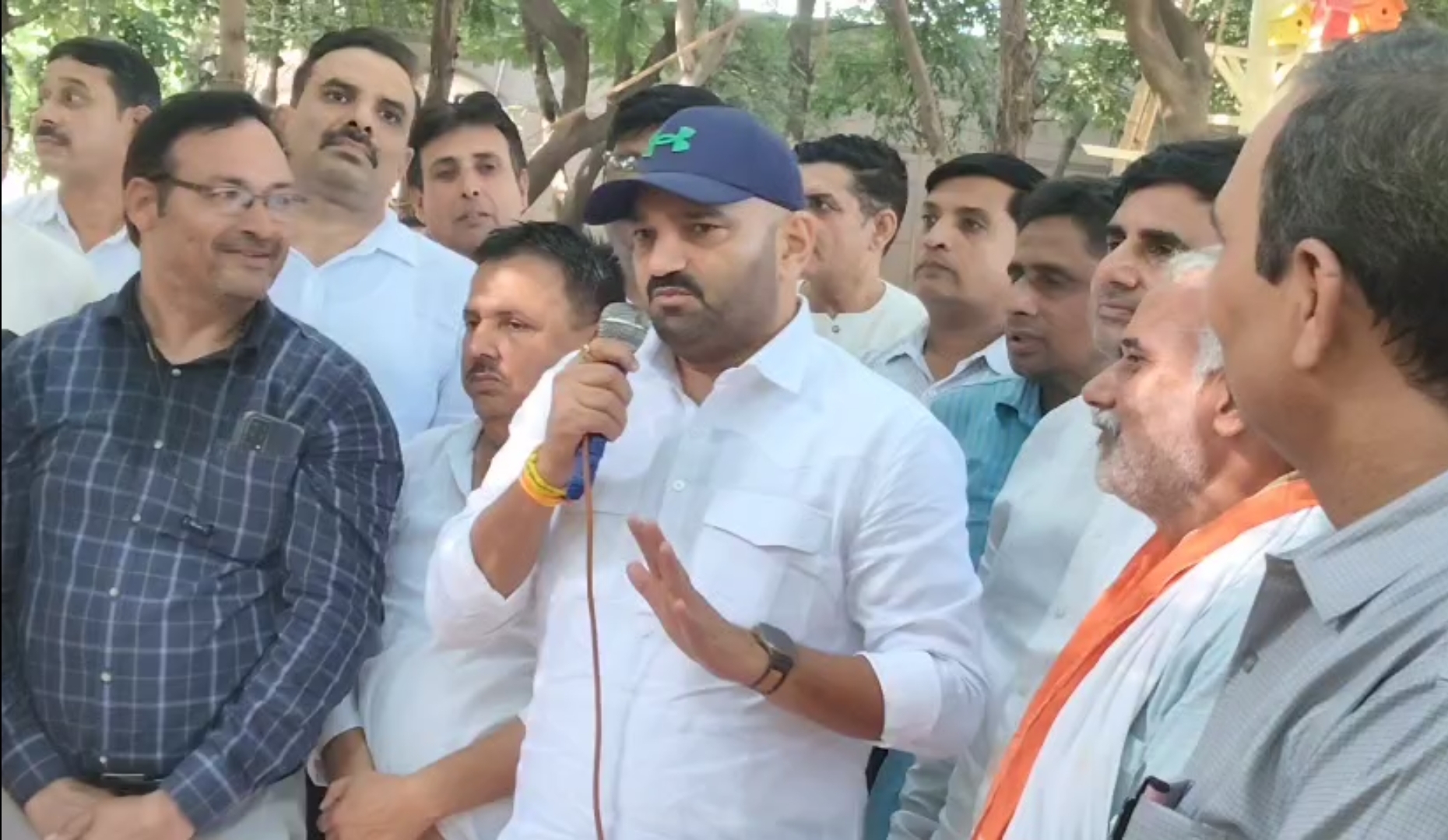 शिखको से वार्ता करते विधायक योगेश धामा