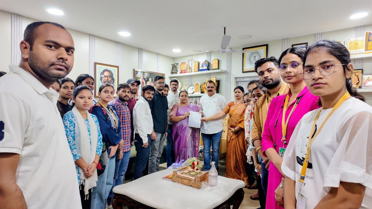 मंत्री को ज्ञापन सौंपते छात्र प्रतिनिधिमंडल
