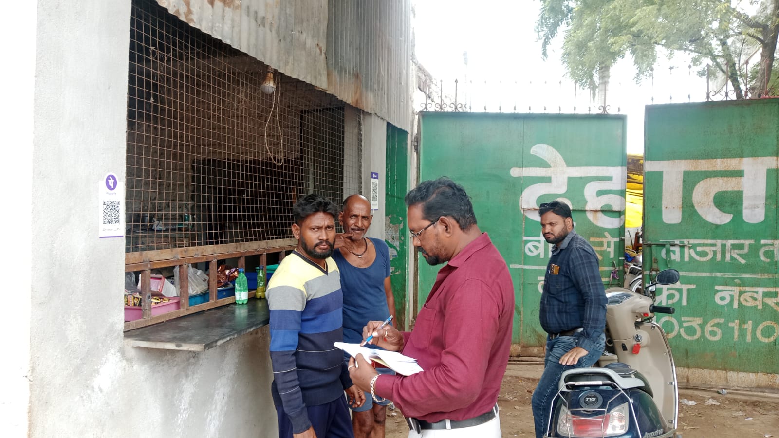 कार्रवाई करती हुई नगर निगम की टीम।