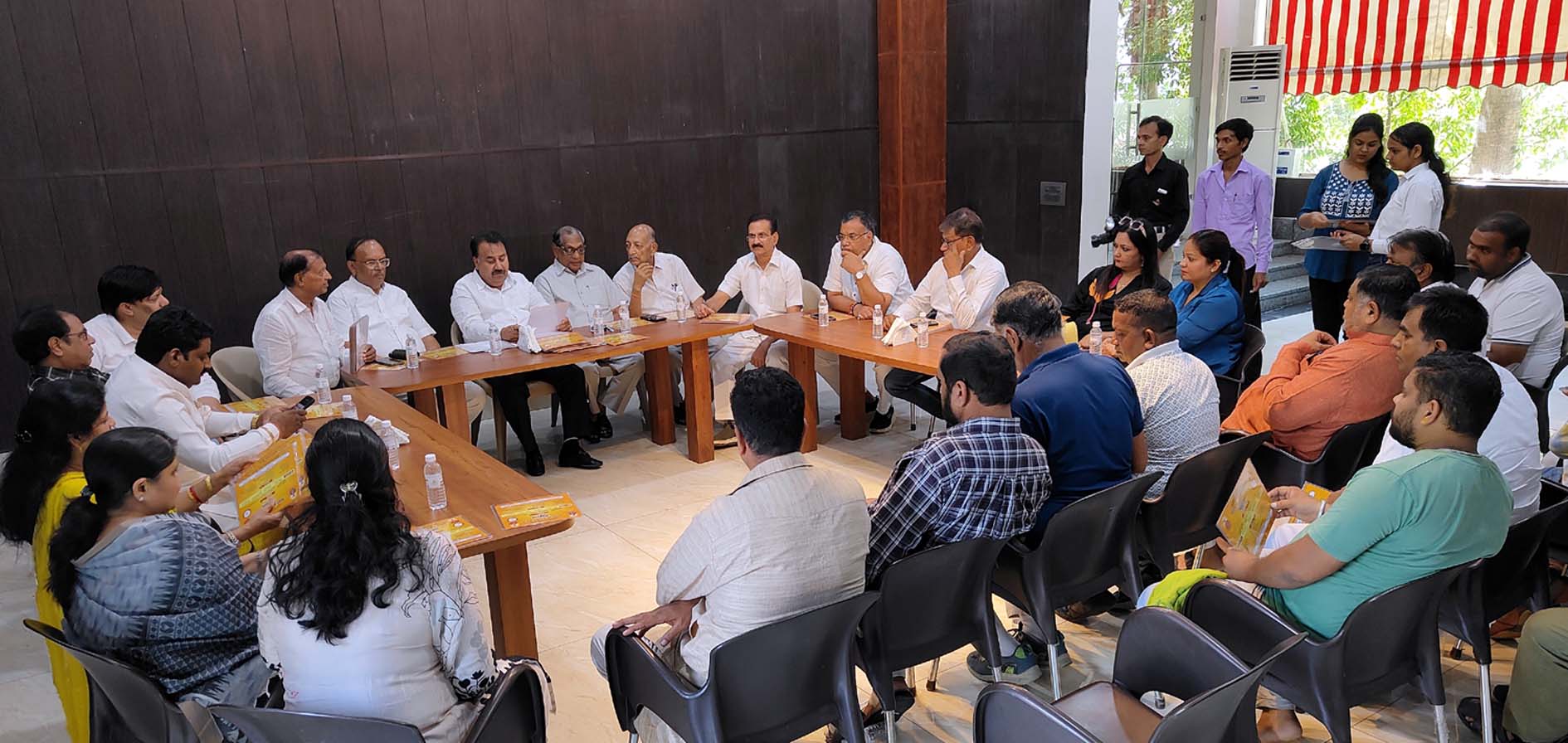 महाराजा अग्रसेन जयंती महोत्सव की तैयारियों बारे बैठक करते पदाधिकारी। महाराजा अग्रसेन जयंती महोत्सव की तैयारियों बारे बैठक करते पदाधिकारी।