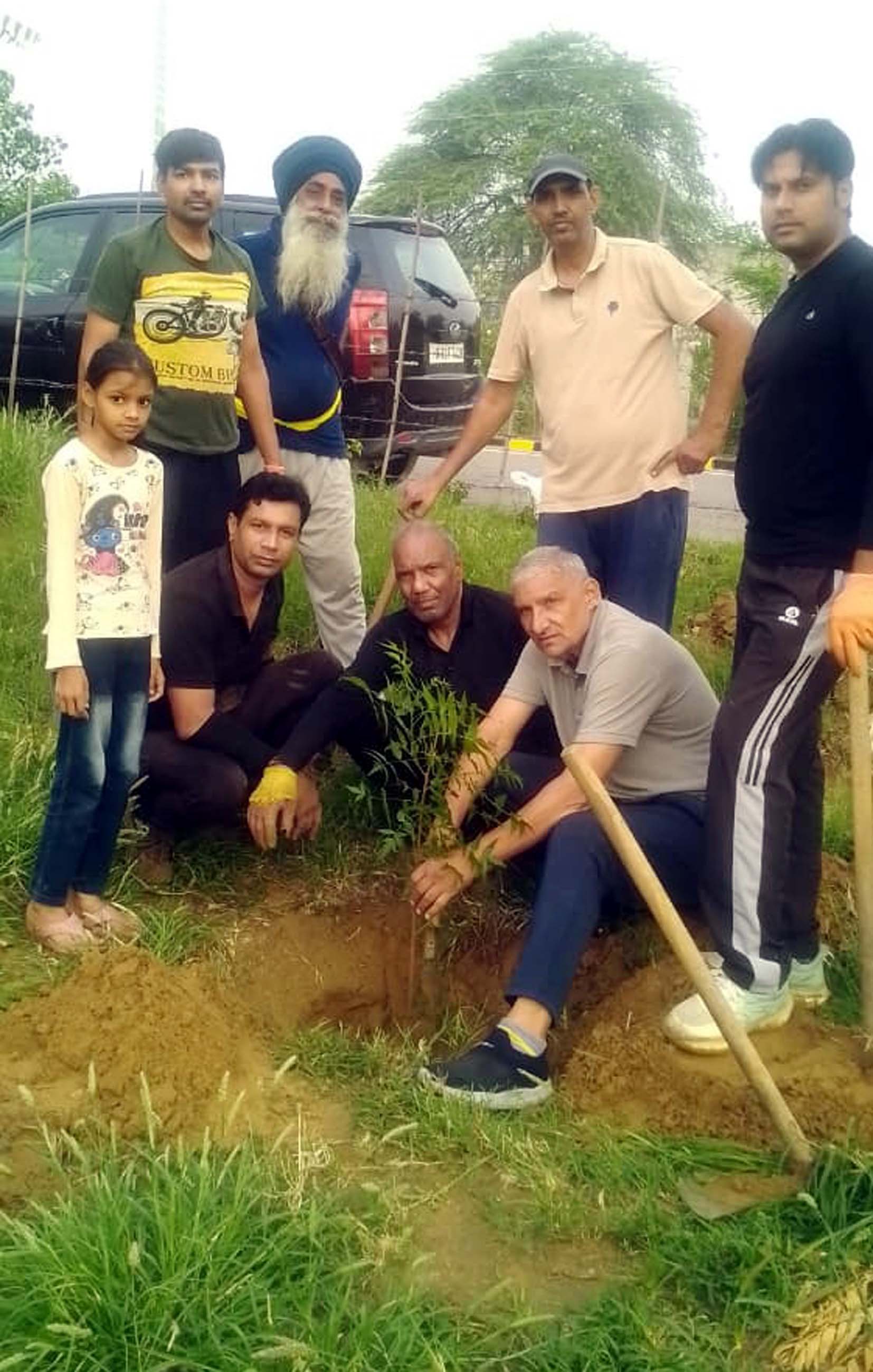 ग्रीन ग्लोबल ग्रुप हिसार के योद्धा पौधारोपण करते हुए।