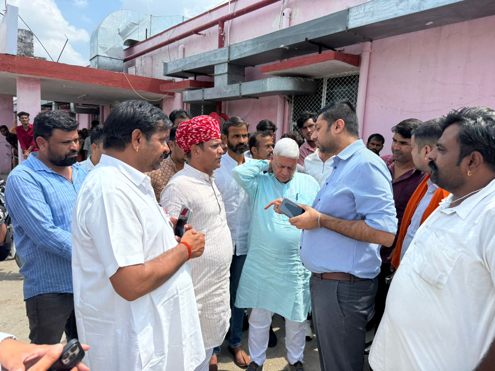 अंतिम संस्कार के दौरान नदी में नहाने गए 7 युवक डूबे, दो की मौत, एक लापता, चार भर्ती अंतिम संस्कार के दौरान नदी में नहाने गए 7 युवक डूबे, दो की मौत, एक लापता, चार भर्ती