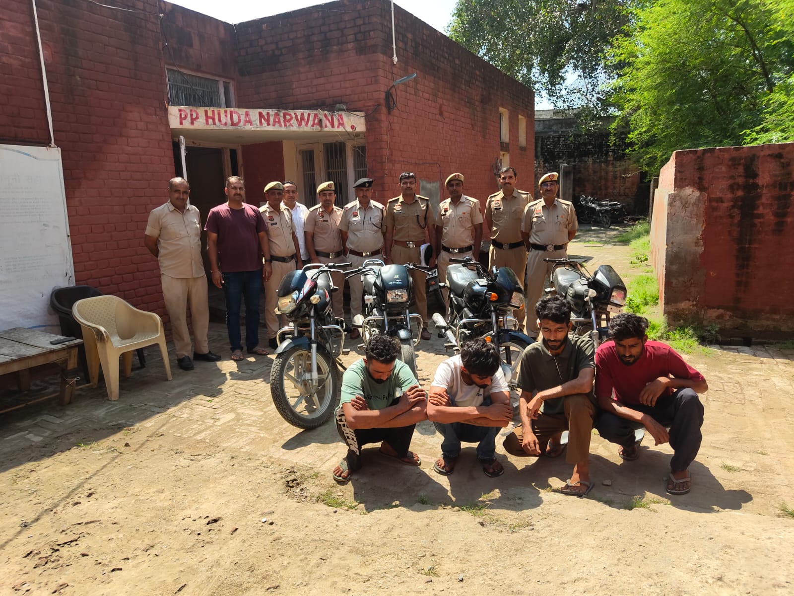 पुलिस गिरफ्त में आरोपित।